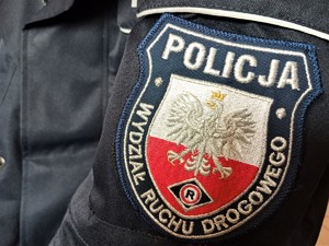 Na zdjęciu naszywka na mundurze z logo i napisem o treści Wydział Ruchu Drogowego.