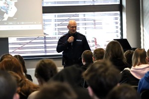 Na zdjęciu umundurowany policjant podczas prelekcji dla uczniów
