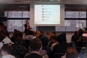 Na zdjęciu kobieta prowadząca prelekcje dla uczniów klas ósmych
