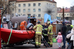 Na zdjęciu strażacy z Ochotniczej Straży Pożarnej przy łódce