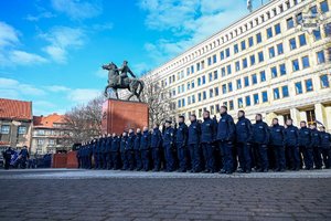 Umundurowani policjanci na uroczystości ślubowania