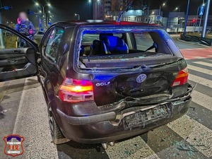 Na zdjęciu samochód uszkodzony w zdarzeniu drogowym