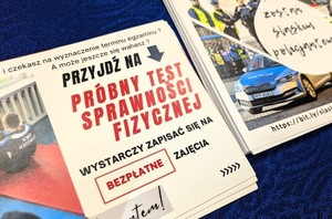 Na zdjęciu ulotki dotyczące przyjęć do służby w Policji.