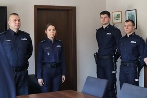 Umundurowani policjanci podczas uroczystej zbiórki z okazji mianowania na wyższe stopnie służbowe