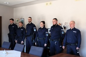 Umundurowani policjanci podczas uroczystej zbiórki z okazji mianowania na wyższe stopnie służbowe