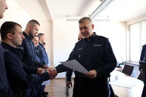 Umundurowani policjanci podczas uroczystej zbiórki z okazji mianowania na wyższe stopnie służbowe