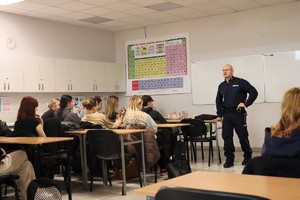 Na zdjęciu umundurowany policjant podczas prelekcji dla młodzieży