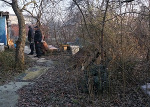 Policjanci kontrolujący miejsca, w których mogą przebywać osoby bezdomne.