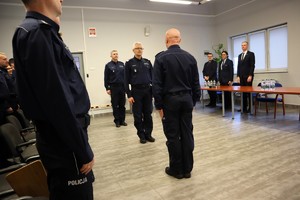 Umundurowani policjanci podczas składania meldunku nadinspektorowi Mariuszowi Krzystyniakowi- Komendantowi Wojewódzkiemu Policji w Katowicach