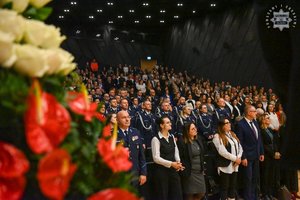 Na zdjęciu policjanci i pracownicy służby cywilnej na uroczystych obchodach Dnia Służby Cywilnej w Katowicach