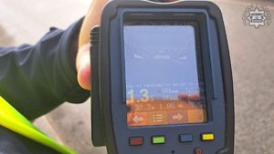 zdjęcie przedstawia ekran miernika laserowego do pomiaru odległości