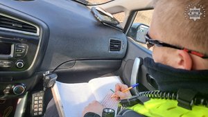 zdjęcie przedstawia policjantów dokonujących pomiaru odległości na drodze ekspresowej