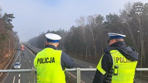zdjęcie przedstawia policjantów kontrolujących samochód
