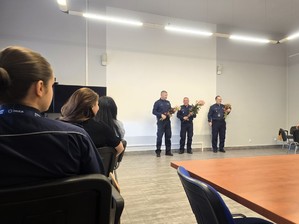 Na zdjęciu umundurowani policjanci oraz kobiety podczas składania życzeń z okazji Dnia Kobiet