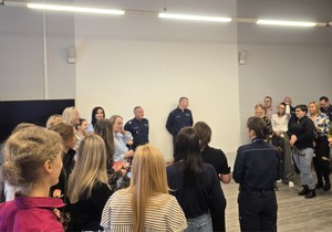 Na zdjęciu umundurowani policjanci oraz kobiety podczas składania życzeń z okazji Dnia Kobiet