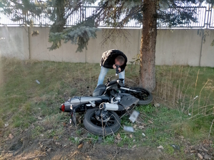 Na zdjęciu motocykl uszkodzony w zdarzeniu drogowym.