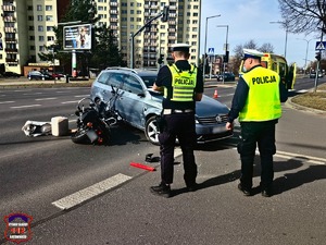 Na zdjęciu policjanci ruchu drogowego oraz uszkodzone w wyniku zdarzenia drogowego pojazdy
