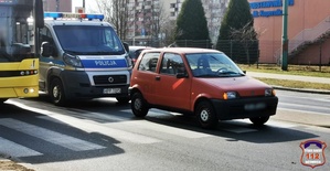 Na zdjęciu samochód osobowy stojący na przejściu dla pieszych. Za nim radiowóz, a obok autobus komunikacji miejskiej.