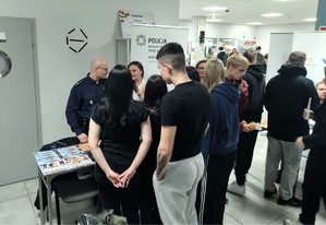 Na zdjęciu umundurowany policjant przy stoisku na IV Wiosennych Targach Pracy