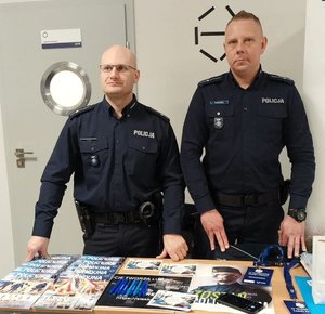 Na zdjęciu dwóch umundurowanych policjantów przy stoisku podczas IV Wiosennych Targach Pracy
