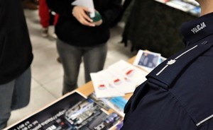 Na zdjęciu umundurowany policjant przy stoisku podczas IV Wiosennych Targach Pracy
