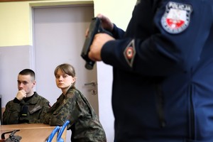 Na zdjęciu uczniowie klas mundurowych oraz instruktor wyszkolenia strzeleckiego