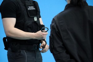 Na zdjęciu funkcjonariusz Służby Więziennej oraz uczniowie klasy mundurowej