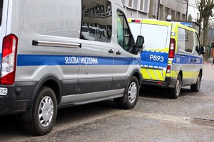Na zdjęciu radiowozy oznakowane Policji oraz Służby Więziennej