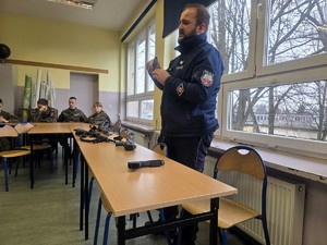 Na zdjęciu instruktor wyszkolenia strzeleckiego oraz uczniowie klasy mundurowej.