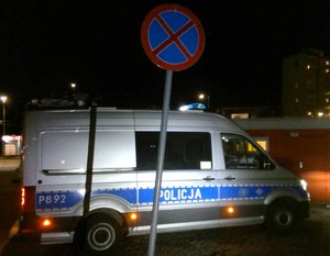 Na zdjęciu uszkodzony znak oraz oznakowany radiowóz Policji
