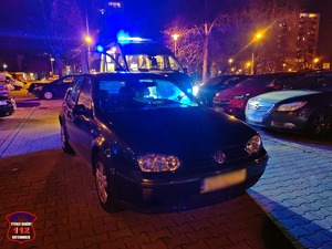 Na zdjęciu samochód osobowy oraz zaparkowany za nim radiowóz Policji