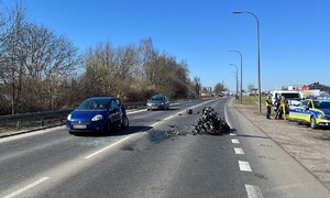 Na zdjęciu uszkodzony pojazd oraz motocykl na jezdni