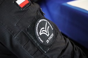 Na zdjęciu naszywka na mundurze ucznia klasy policyjnej.