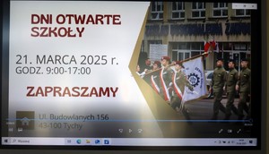 Na zdjęciu monitor, na którym wyświetlona jest informacja o dniu otwartym szkoły.