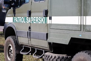Na zdjęciu wóz patrolu saperskiego.