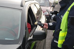 Na zdjęciu policjanci kontrolujący trzeźwość kierujących