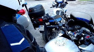 Na zdjęciu policjant oraz oznakowane policyjny motocykl