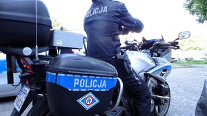 Na zdjęciu policjant oraz oznakowane policyjny motocykl