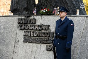 Policjant pełniący wartę przy pomniku