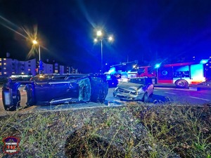 Na zdjęciu pojazdy uszkodzone na skutek zdarzenia drogowego.