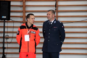 Na zdjęciu Komendant Miejski Policji w Tychach oraz ratownik medyczny
