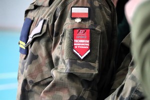 Na zdjęciu naszywka z napisem klasa mundurowa na mundurze ucznia