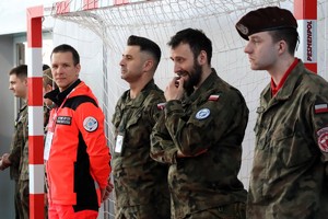 Na zdjęciu ratownik medyczny oraz przedstawiciele służb mundurowych