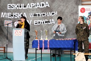 Na zdjęciu organizatorzy oraz uczniowie podczas Eskulapiady Miejskiej