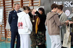 Na zdjęciu Komendant Miejski Policji w Tychach podczas wręczania nagród dla zwycięzców Eskulapiady Miejskiej