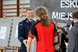 Na zdjęciu Komendant Miejski Policji w Tychach wręczający nagrodę uczestnikowi Eskulapiady Miejskiej