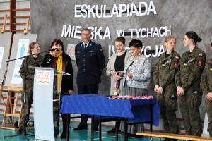 Na zdjęciu Komendant Miejski Policji w Tychach, dyrektor szkoły oraz uczniowie i organizatorzy Eskulapiady Miejskiej