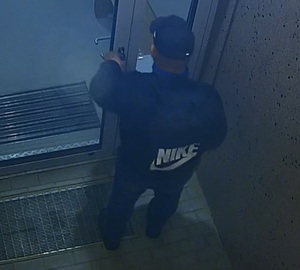 Na zdjęciu mężczyzna opisany w treści komunikatu