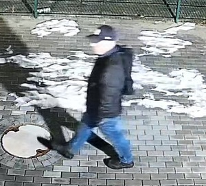Na zdjęciu mężczyzna opisany w treści komunikatu
