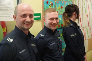 Na zdjęciu umundurowani policjanci i policjantka